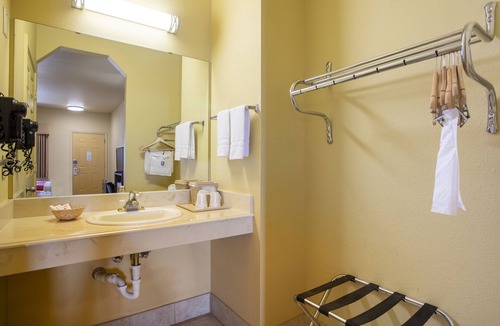Valley View Hotel | OYO Hotel Valley View TX, I-35