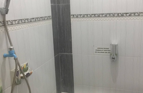 Bawean Island Hotel | OYO Life 93055 Fathin Hotel