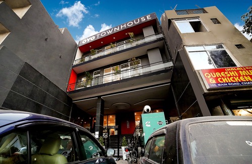 Chhatarpur Hotel | OYO Townhouse 067 Chattarpur