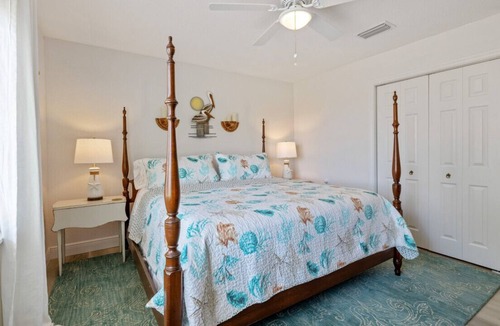 Cedar Key House | Oyster Shallows: Walk to the Tiki Bar