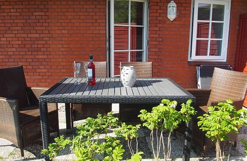 Fedderswarf Apartment | Oystercatcher - Tiled stove, garden, sandbox, shared. Washing machine, parking space