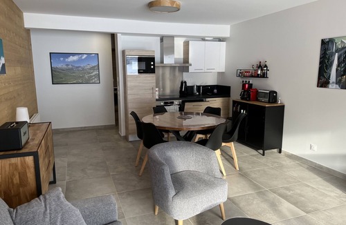 Oz-en-Oisans Apartment | Oz sur son 31, recent 70 m2 apartment, covered parking, at the foot of the slopes