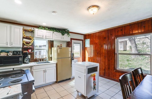 Henderson Cabin | Ozark Cabin w Deck Near Norfork Lake!