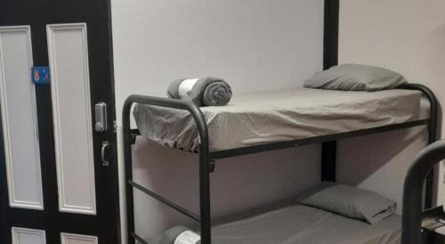 Perth Hostel | Ozi Inn Backpackers - Perth -Valid International Passport Required