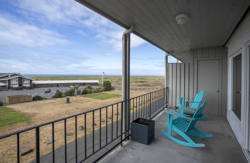 Gearhart Condo | P462, two bedroom pet friendly unit, stairs to unit, no cleaning fee