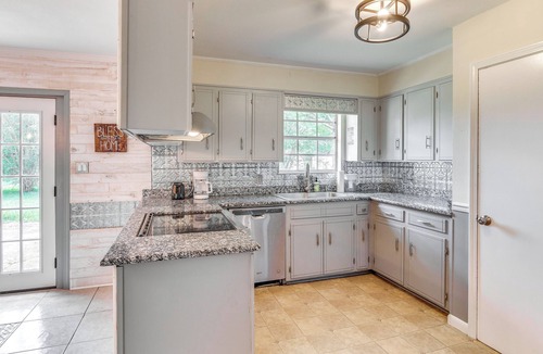 Florida Panhandle House | Pace Family Home: 1 Mi to Beach & Park!