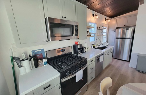Crown Point Cottage | Pacific Beach Gem Steps to the Pier, Free Bikes, Boogie boards, Paddle Boards