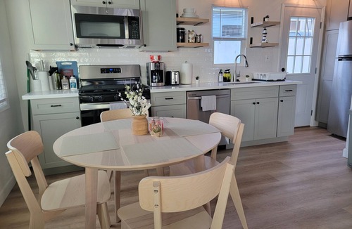 Crown Point Cottage | Pacific Beach Gem Steps to the Pier, Free Bikes, Boogie boards, Paddle Boards