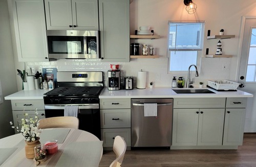 Crown Point Cottage | Pacific Beach Gem Steps to the Pier, Free Bikes, Boogie boards, Paddle Boards