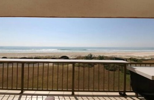 Palm Beach Apartment | Pacific Breeze 4 walk out onto Palm Beach