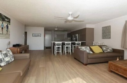 Palm Beach Apartment | Pacific Breeze 4 walk out onto Palm Beach