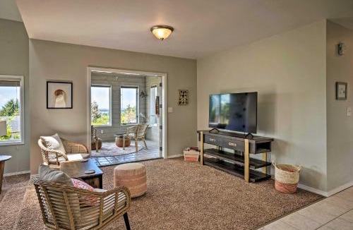 Coos Bay House | Pacific Ocean View! Chic Coos Bay Home