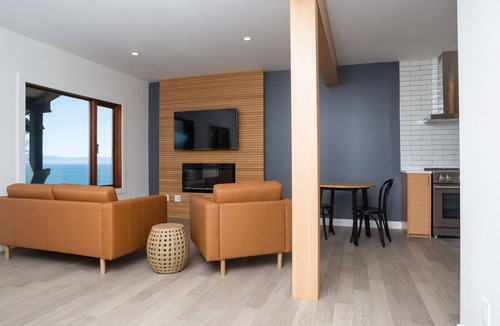 Juan de Fuca Electoral Area Condo | Pacific Oceanfront 2 king beds/2 bath, firepit, stairs to ocean deck, rainforest