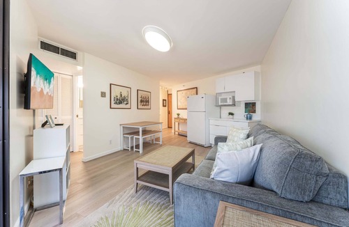 Downtown Honolulu Condo | 🌺 Pacific Skyline Hideout | Ocean & Harbor Views + Free Parking