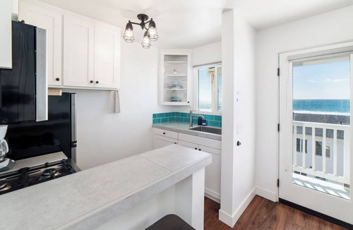 Townsite Condo | Pacific Villa #3 | Relax and Unwind with Beautiful Ocean Views
