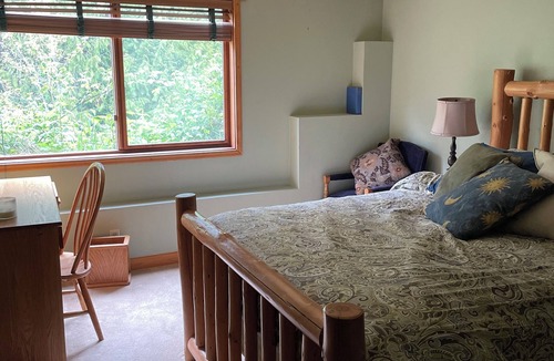 Rollingbay Cabin | Pacific Willow lodge - 3 br, 2ba, big den small kitchenette with a private entry