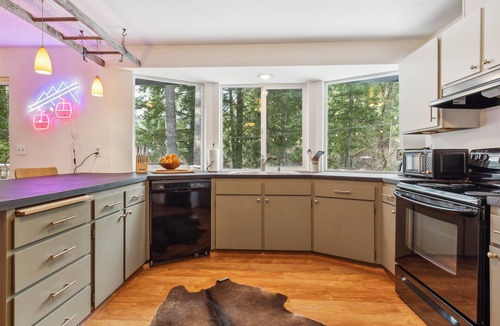 Packwood House | Packshack - Cozy Ski Cabin Mins From White Pass 2 Bedroom Home