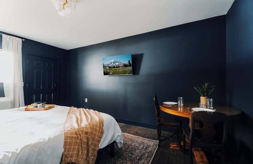 Packwood Hotel | Packwood | Myrtle Falls Suite at The Peak