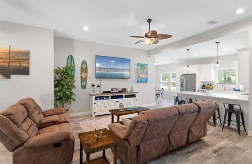 Navarre House | Paddle, Splash & Play - Home away from Home with HotTub & 5 min. to NavarreBeach