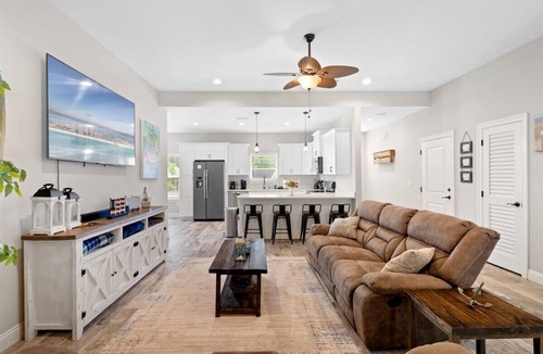 Navarre House | Paddle, Splash & Play - Home away from Home with HotTub & 5 min. to NavarreBeach