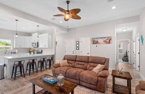 Navarre House | Paddle, Splash & Play - Home away from Home with HotTub & 5 min. to NavarreBeach