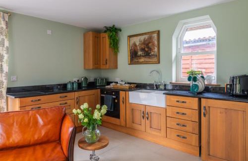 Cowbridge House | Paddock View Barn 1-Bed Sleeps 4 with Parking