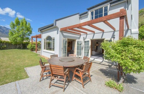Lower Shotover House | Paeroa View Summary: