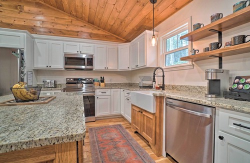 Tiger House | ‘Painted Skies’ Upscale Getaway By Lake Burton!