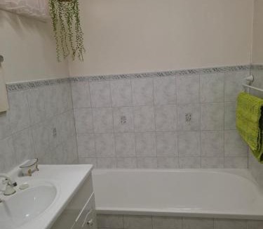 Echuca House | PAK House Central - Spacious 4 Bedroom New Listing!