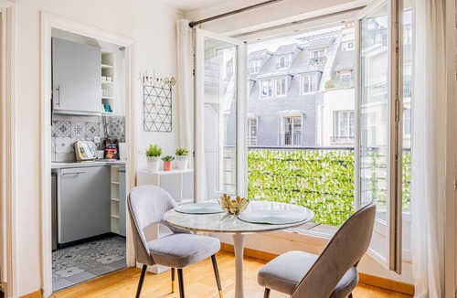 17th Arrondissement Apartment | Palais des Congres - Studio