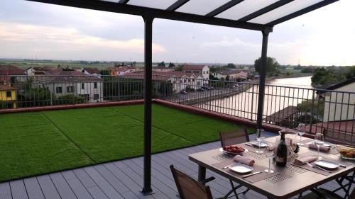 Codigoro Apartment | Palazzo Spada - Attico con terrazza vista fiume in centro