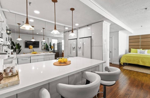 Palm Beach Apartment | Palm Beach Center Luxury Apt,2Queen Beds-Kitchenette-Pool,Beach, Valet Parking