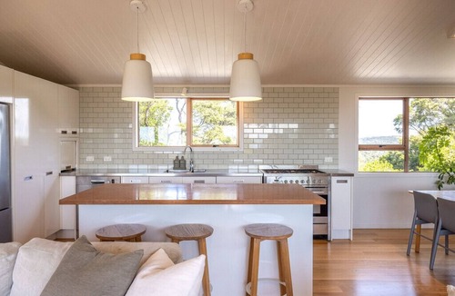 Ostend House | Palm Beach Panorama - perfect family holiday house with spa pool!