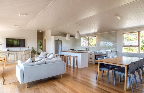 Ostend House | Palm Beach Panorama - perfect family holiday house with spa pool!