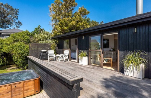 Ostend House | Palm Beach Panorama - perfect family holiday house with spa pool!