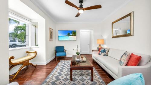 Southside Villa | Palm Beach Retreat Salt Pool I Outdoor Dine & BBQ