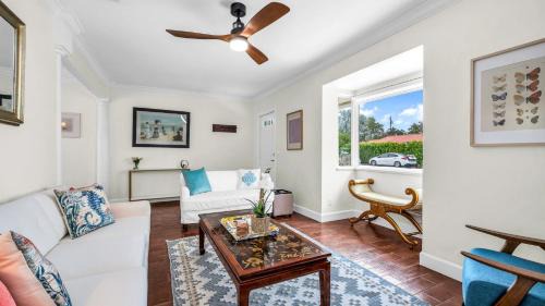 Southside Villa | Palm Beach Retreat Salt Pool I Outdoor Dine & BBQ