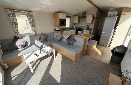 Chapel Saint Leonards Apartment | Palm Grove 181- Golden Palm - Pet friendly, WiFi, central heating, bed linen - Meadow Lakes Caravan & Lodge Hire