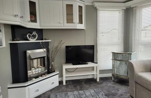 Chapel Saint Leonards Apartment | Palm Grove 28 - Golden Palm - Central heating, pet friendly, WiFi, bed linen - Meadow Lakes Caravan & Lodge Hire