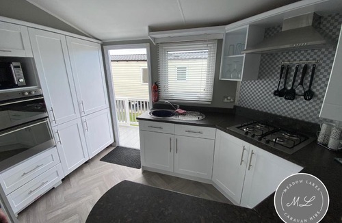 Chapel Saint Leonards Apartment | Palm Grove 28 - Golden Palm - Central heating, pet friendly, WiFi, bed linen - Meadow Lakes Caravan & Lodge Hire