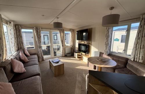 Chapel Saint Leonards Apartment | Palm Grove 121 - Golden Palm Resort - Pet friendly, WiFi, close to beach and clubhouse - Meadow Lakes Caravan & Lodge Hire