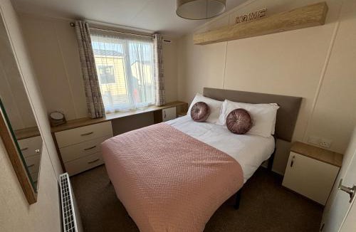 Chapel Saint Leonards Apartment | Palm Grove 121 - Golden Palm Resort - Pet friendly, WiFi, close to beach and clubhouse - Meadow Lakes Caravan & Lodge Hire