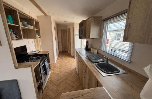 Chapel Saint Leonards Apartment | Palm Grove 118 - Golden Palm Resort - pet friendly, Wi-Fic close to the beach - Meadow Lakes Caravan & Lodge Hire