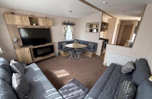Chapel Saint Leonards Apartment | Palm Grove 118 - Golden Palm Resort - pet friendly, Wi-Fic close to the beach - Meadow Lakes Caravan & Lodge Hire