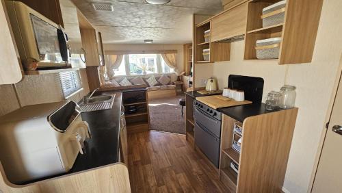 Chapel Saint Leonards Apartment | Palm Grove 108 - Golden Palm Resort, 2 double bedrooms, pet friendly, bed linen - Meadow Lakes Caravan & Lodge Hire