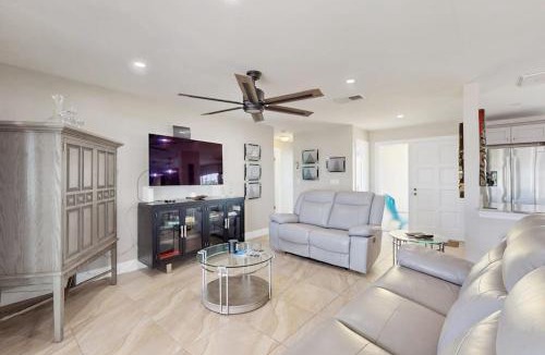 Yacht Club House | Palm Hideaway