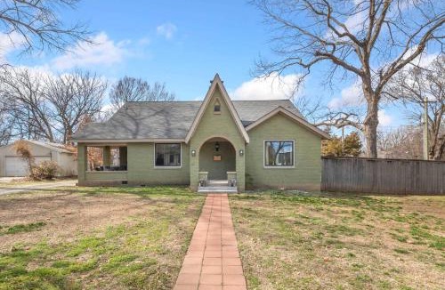 Springdale House | Palm Pool House-Pool-IN Downtown-Walk Everywhere
