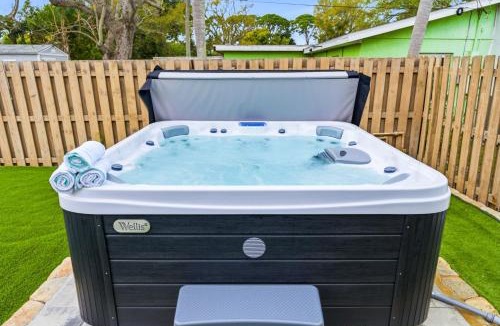 Bradenton House | Palm Shell Villa - Pool - Pickleball - Hot Tub