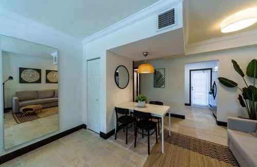 City Center Apartment | Palm Suite Large Studio steps to Lincoln Rd South Beach