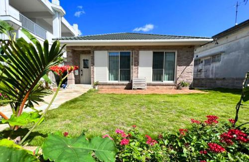 Taketomi-jima Taketomi-cho House | palm tree